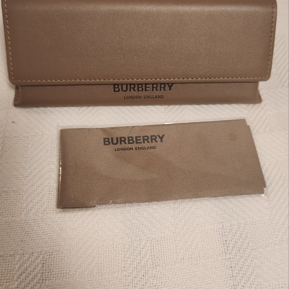 Burberry Accessories - Burberry Sunglasses Case 👓